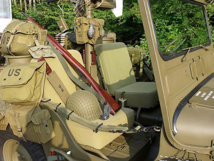 Интерьер Willys M38A1 Jeep 1952 года  (фото 4 из 15)